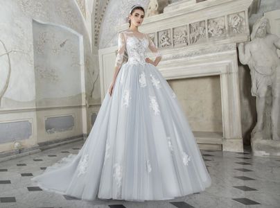 Prinzessinenkleid Prinzessinenkleid getragen von blondem Model vor prachtvollem Hintergrund