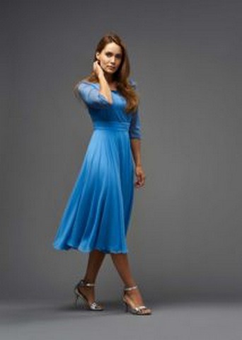 Blaues Abendkleid von braunhaarigem Model getragen